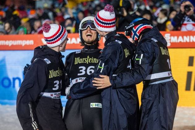 Bilder des Jahres 2024, Sport 02 Feburar Sport Themen der Woche KW05 1. Platz: Johann Andre FORFANG (Norwegen) freut sich mit seinen Teamkollegen, Men Large Hill Individual, Weltcup Skispringen Herren Training Mühlenkopfschanze, 03. Februar 2024, Willingen (Upland) Hessen Deutschland, Nutzungshinweis: EIBNER-PRESSEFOTO Tel: 0172 837 4655 Weltcup Skispringen Willingen Deutschland am 03. Februar 2024 Willingen (Upland) *** 1 place Johann Andre FORFANG Norway is happy with his teammates, Men Large Hill Individual, World Cup Ski Jumping Men Training Mühlenkopfschanze, 03 February 2024, Willingen Upland Hessen Germany, Usage note EIBNER PRESS PHOTO Tel 0172 837 4655 World Cup Ski Jumping Willingen Germany on 03 February 2024 Willingen Upland Copyright: xSocher xEibner-Pressefotox EP_kso