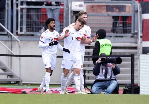 03 02 2024 Soccer Season 2023 2024 2 Soccer Bundesliga 20 Matchday 1 FC Nürnberg FCN Club VfL Osnabrück Sportfoto Zink DaMa xdaxmax DFL regulations prohibit any use of photographs as image sequences and or quasi video only for editorial use Jubel Freude Torjubel nach Tor zum 1 1 Erik Engelhardt 9, VfL Osnabrück jubelt freut sich Torschütze Erik Engelhardt 9, VfL Osnabrück hält Jubel zurück, da er Jahre für den FCN gespeilt gespeilt