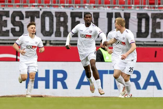03 02 2024 Soccer Season 2023 2024 2 Soccer Bundesliga 20 Matchday 1 FC Nürnberg FCN Club VfL Osnabrück Sportfoto Zink DaMa xdaxmax DFL regulations prohibit any use of photographs as image sequences and or quasi video only for editorial use Jubel Freude Torjubel nach Tor zum 2 2 Kwasi Okeyere Wriedt 10, VfL Osnabrück und Mannschaft Team jubelt freut sich Torschütze Kwasi Okeyere Wriedt 10, VfL Osnabrück