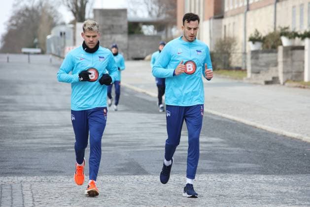 DEU, DFL, 2 FBL Hertha BSC, Training, PK, 04 02 2024, Sportforum, Berlin, DEU, DFL, 2 FBL Hertha BSC, Training, PK, im Bild Auslauftraining, auslaufen nach einem Spiel, Florian Niederlechner Hertha BSC Berlin 7 , Haris Tabakovic Hertha BSC Berlin 25 DFL regulations prohibit any use of Photographs as image sequences and or quasi video Foto Juergen Engler nordphoto GmbH nordphotoxGmbHx xEngler nph00076