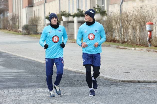 DEU, DFL, 2 FBL Hertha BSC, Training, PK, 04 02 2024, Sportforum, Berlin, DEU, DFL, 2 FBL Hertha BSC, Training, PK, im Bild Auslauftraining, auslaufen nach einem Spiel, Palko Dardai Hertha BSC Berlin 27 , Fabian Reese Hertha BSC Berlin 11 DFL regulations prohibit any use of Photographs as image sequences and or quasi video Foto Juergen Engler nordphoto GmbH nordphotoxGmbHx xEngler nph00076