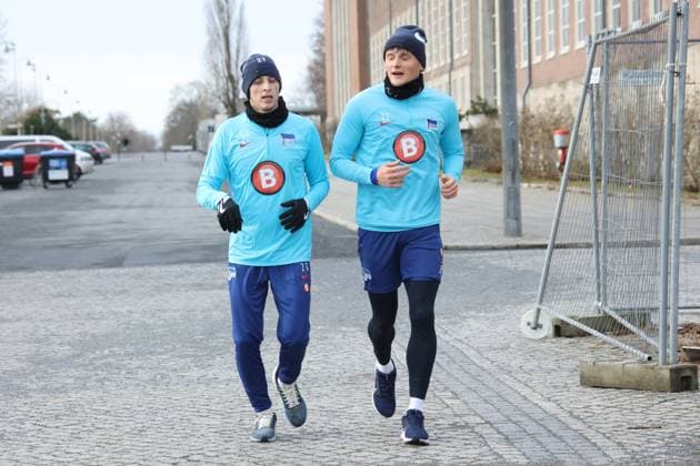 DEU, DFL, 2 FBL Hertha BSC, Training, PK, 04 02 2024, Sportforum, Berlin, DEU, DFL, 2 FBL Hertha BSC, Training, PK, im Bild Auslauftraining, auslaufen nach einem Spiel, Palko Dardai Hertha BSC Berlin 27 , Fabian Reese Hertha BSC Berlin 11 DFL regulations prohibit any use of Photographs as image sequences and or quasi video Foto Juergen Engler nordphoto GmbH nordphotoxGmbHx xEngler nph00076