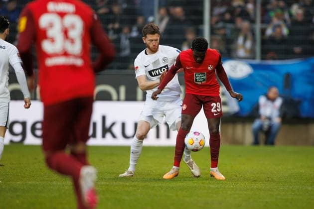 Florian Le Joncour SV 07 Elversberg in duel with Richmond Tachie 1 FC Kaiserslautern , SV Elversberg vs 1 FC Kaiserslautern, Soccer, 2 Bundesliga, Matchday 20, Season 2023 2024, 04 02 2024 SV Elversberg vs 1 FC Kaiserslautern, Soccer, 2 Bundesliga, Matchday 20, Season 2023 2024, 04 02 2024 Elversberg Copyright: xEibner-Pressefoto AlexanderxNeisx EP_ANS