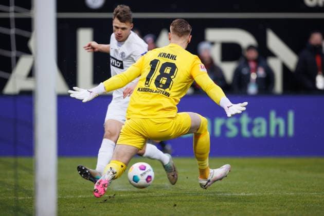 Robin Fellhauer SV 07 Elversberg fails against Julian Krahl 1 FC Kaiserslautern , SV Elversberg vs 1 FC Kaiserslautern, Football, 2 Bundesliga, Matchday 20, Season 2023 2024, 04 02 2024 SV Elversberg vs 1 FC Kaiserslautern, Football, 2 Bundesliga, Matchday 20, Season 2023 2024, 04 02 2024 Elversberg Copyright: xEibner-Pressefoto AlexanderxNeisx EP_ANS