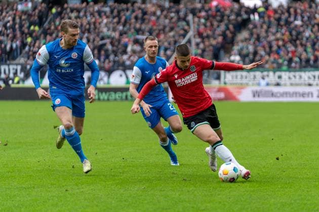 Oliver Huesing FC Hansa Rostock, 05 , Nicolo Tresoldi Hannover 96, 09 GER, Hannover 96 vs FC Hansa Rostock, Football, 2 Bundesliga, Matchday 20, Season 2023 2024, 04 02 2024 DFL REGULATIONS PROHIBIT ANY USE OF PHOTOGRAPHS AS IMAGE SEQUENCES AND OR QUASI VIDEO Hannover 96 vs FC Hansa Rostock, Football, 2 Bundesliga, Matchday 20, Season 2023 2024, 04 02 2024 Hannover Copyright: xEibner-Pressefoto FabioxDeinertx EP_FDT
