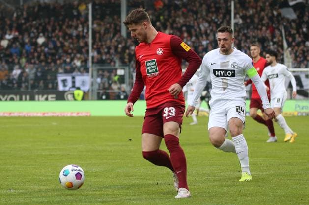 04 02 2024, xmohx, Fußball 2 Bundesliga, SV Elversberg 1 FC Kaiserslautern emspor, v l Jan Elvedi 1 FC Kaiserslautern Luca Schnellbacher SV Elversberg Zweikampf, Aktion, action, battle for the ball DFL DFB REGULATIONS PROHIBIT ANY USE OF PHOTOGRAPHS as IMAGE SEQUENCES and or QUASI VIDEO Elversberg