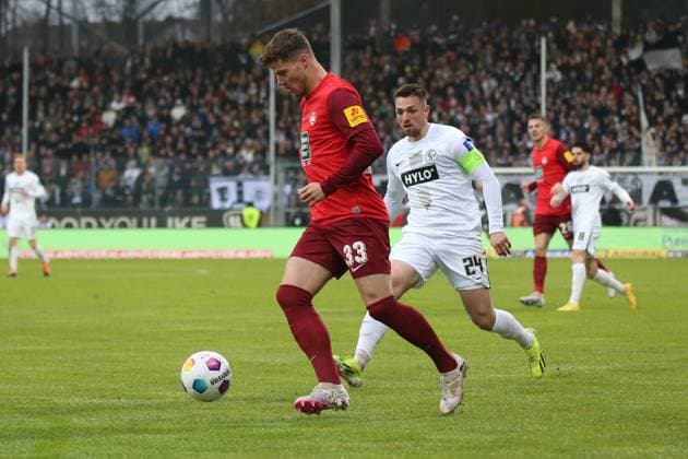 04 02 2024, xmohx, Fußball 2 Bundesliga, SV Elversberg 1 FC Kaiserslautern emspor, v l Jan Elvedi 1 FC Kaiserslautern Luca Schnellbacher SV Elversberg Zweikampf, Aktion, action, battle for the ball DFL DFB REGULATIONS PROHIBIT ANY USE OF PHOTOGRAPHS as IMAGE SEQUENCES and or QUASI VIDEO Elversberg