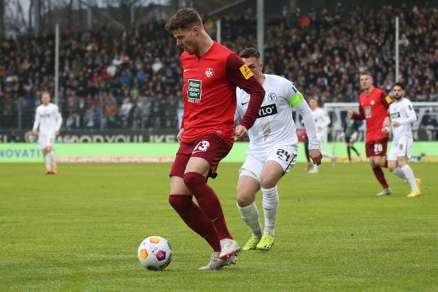 04 02 2024, xmohx, Fußball 2 Bundesliga, SV Elversberg 1 FC Kaiserslautern emspor, v l Jan Elvedi 1 FC Kaiserslautern Luca Schnellbacher SV Elversberg Zweikampf, Aktion, action, battle for the ball DFL DFB REGULATIONS PROHIBIT ANY USE OF PHOTOGRAPHS as IMAGE SEQUENCES and or QUASI VIDEO Elversberg