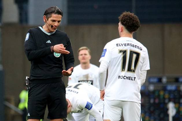 04 02 2024, xmohx, Fussball 2 Bundesliga, SV Elversberg 1 FC Kaiserslautern emspor, v l Referee Referee Deniz Aytekin gesticulates gives instructions with his arms gesticulate gives instructions, gesticulate Jannik Rochelt SV Elversberg DFL DFB REGULATIONS PROHIBIT ANY USE OF PHOTOGRAPHS as IMAGE SEQUENCES and or QUASI VIDEO Elversberg