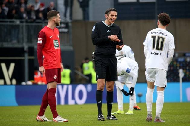 04 02 2024, xmohx, Fussball 2 Bundesliga, SV Elversberg 1 FC Kaiserslautern emspor, v l Boris Tomiak 1 FC Kaiserslautern Referee Referee Deniz Aytekin gestures gives instructions with his arms gesticulate gives instructions, gesticulate Jannik Rochelt SV Elversberg DFL DFB REGULATIONS PROHIBIT ANY USE OF PHOTOGRAPHS as IMAGE SEQUENCES and or QUASI VIDEO Elversberg
