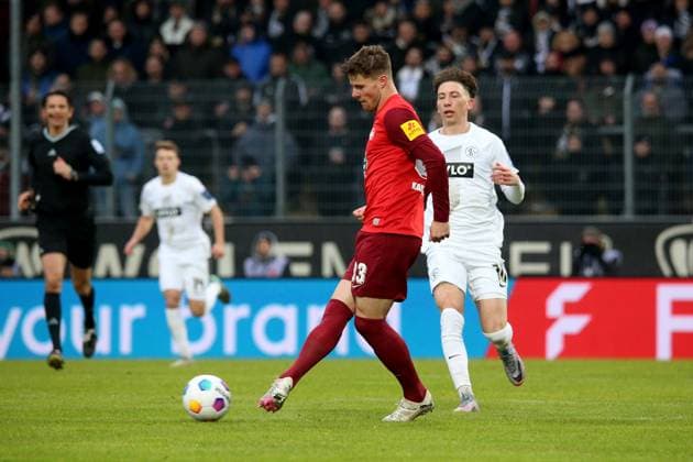 04 02 2024, xmohx, Fussball 2 Bundesliga, SV Elversberg 1 FC Kaiserslautern emspor, v l Jan Elvedi 1 FC Kaiserslautern Jannik Rochelt SV Elversberg Zweikampf, Aktion, action, battle for the ball DFL DFB REGULATIONS PROHIBIT ANY USE OF PHOTOGRAPHS as IMAGE SEQUENCES and or QUASI VIDEO Elversberg