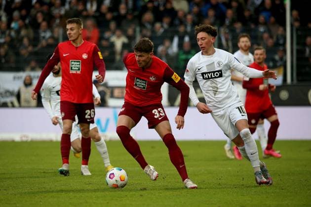 04 02 2024, xmohx, Fussball 2 Bundesliga, SV Elversberg 1 FC Kaiserslautern emspor, v l Jan Elvedi 1 FC Kaiserslautern Jannik Rochelt SV Elversberg Zweikampf, Aktion, action, battle for the ball DFL DFB REGULATIONS PROHIBIT ANY USE OF PHOTOGRAPHS as IMAGE SEQUENCES and or QUASI VIDEO Elversberg