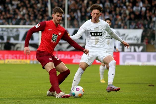 04 02 2024, xmohx, Fussball 2 Bundesliga, SV Elversberg 1 FC Kaiserslautern emspor, v l Jan Elvedi 1 FC Kaiserslautern Jannik Rochelt SV Elversberg Zweikampf, Aktion, action, battle for the ball DFL DFB REGULATIONS PROHIBIT ANY USE OF PHOTOGRAPHS as IMAGE SEQUENCES and or QUASI VIDEO Elversberg