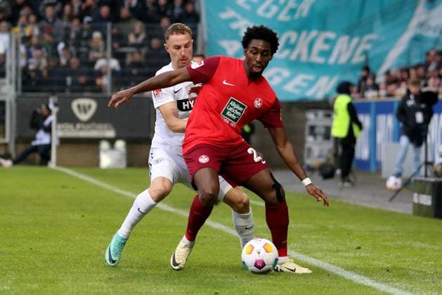 04 02 2024, xmohx, Fußball 2 Bundesliga, SV Elversberg 1 FC Kaiserslautern emspor, v l Maurice Neubauer SV Elversberg Frank Ronstadt 1 FC Kaiserslautern Zweikampf, Aktion, action, battle for the ball DFL DFB REGULATIONS PROHIBIT ANY USE OF PHOTOGRAPHS as IMAGE SEQUENCES and or QUASI VIDEO Elversberg