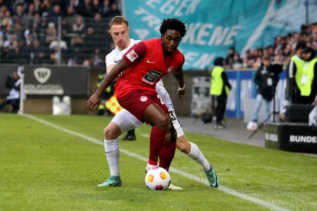 04 02 2024, xmohx, Fußball 2 Bundesliga, SV Elversberg 1 FC Kaiserslautern emspor, v l Maurice Neubauer SV Elversberg Frank Ronstadt 1 FC Kaiserslautern Zweikampf, Aktion, action, battle for the ball DFL DFB REGULATIONS PROHIBIT ANY USE OF PHOTOGRAPHS as IMAGE SEQUENCES and or QUASI VIDEO Elversberg