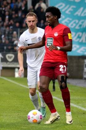 04 02 2024, xmohx, Fußball 2 Bundesliga, SV Elversberg 1 FC Kaiserslautern emspor, v l Maurice Neubauer SV Elversberg Frank Ronstadt 1 FC Kaiserslautern Zweikampf, Aktion, action, battle for the ball DFL DFB REGULATIONS PROHIBIT ANY USE OF PHOTOGRAPHS as IMAGE SEQUENCES and or QUASI VIDEO Elversberg