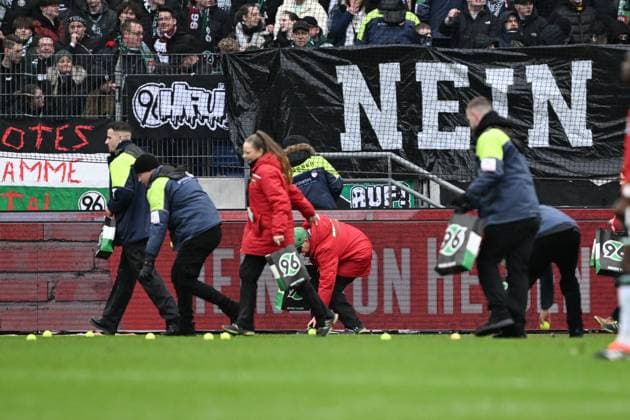 2 Bundesliga Hannover 06 FC Hansa Rostock on 04 02 2024 at the HDI Arena in Hannover Stewards collect tennis balls MT