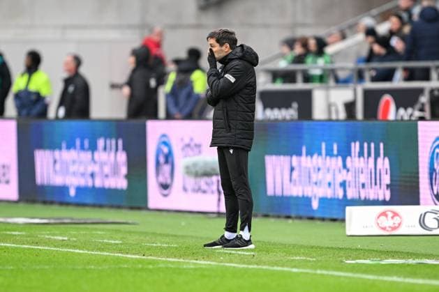 2 Bundesliga Hannover 06 FC Hansa Rostock on 04 02 2024 at the HDI Arena in Hannover Coach Stefan Leitl Hannover 96 dissatisfied, disappointed, disappointed, dejected MT