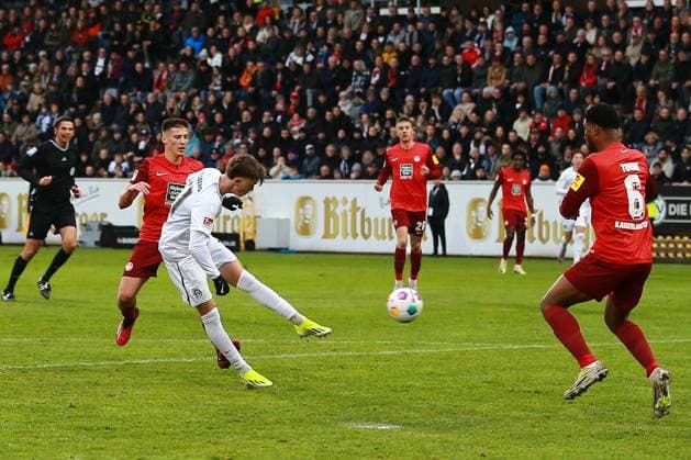 04 02 2024, xmohx, Fussball 2 Bundesliga, SV Elversberg 1 FC Kaiserslautern emspor, v l Paul Wanner SV Elversberg erzielt das Tor zum scores the goal 1 0 DFL DFB REGULATIONS PROHIBIT ANY USE OF PHOTOGRAPHS as IMAGE SEQUENCES and or QUASI VIDEO Elversberg