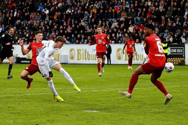 04 02 2024, xmohx, Fussball 2 Bundesliga, SV Elversberg 1 FC Kaiserslautern emspor, v l Paul Wanner SV Elversberg erzielt das Tor zum scores the goal 1 0 DFL DFB REGULATIONS PROHIBIT ANY USE OF PHOTOGRAPHS as IMAGE SEQUENCES and or QUASI VIDEO Elversberg