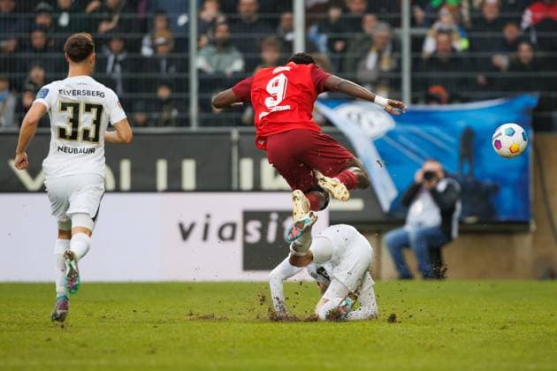 Ragnar Prince Friedel Ache 1 FC Kaiserslautern in duel with Maurice Neubauer SV 07 Elversberg , SV Elversberg vs 1 FC Kaiserslautern, Soccer, 2 Bundesliga, Matchday 20, Season 2023 2024, 04 02 2024 SV Elversberg vs 1 FC Kaiserslautern, Soccer, 2 Bundesliga, Matchday 20, Season 2023 2024, 04 02 2024 Elversberg Copyright: xEibner-Pressefoto AlexanderxNeisx EP_ANS
