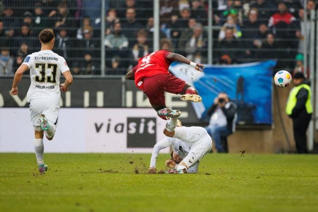 Ragnar Prince Friedel Ache 1 FC Kaiserslautern in duel with Maurice Neubauer SV 07 Elversberg , SV Elversberg vs 1 FC Kaiserslautern, Soccer, 2 Bundesliga, Matchday 20, Season 2023 2024, 04 02 2024 SV Elversberg vs 1 FC Kaiserslautern, Soccer, 2 Bundesliga, Matchday 20, Season 2023 2024, 04 02 2024 Elversberg Copyright: xEibner-Pressefoto AlexanderxNeisx EP_ANS