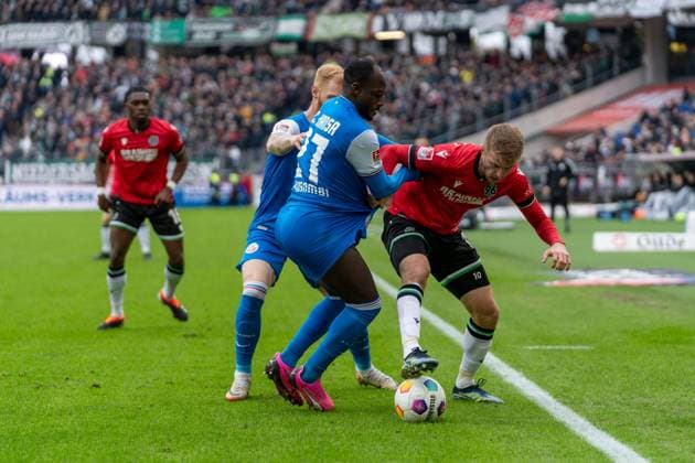 Christian Kinsombi FC Hansa Rostock, 27 , Sebastian Ernst Hannover 96, 10 GER, Hannover 96 vs FC Hansa Rostock, Football, 2 Bundesliga, Matchday 20, Season 2023 2024, 04 02 2024 DFL REGULATIONS PROHIBIT ANY USE OF PHOTOGRAPHS AS IMAGE SEQUENCES AND OR QUASI VIDEO Hannover 96 vs FC Hansa Rostock, Football, 2 Bundesliga, Matchday 20, Season 2023 2024, 04 02 2024 Hannover Copyright: xEibner-Pressefoto FabioxDeinertx EP_FDT