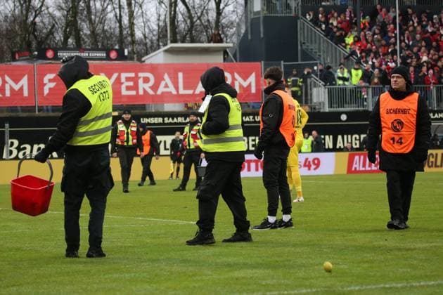 04 02 2024, xmohx, Fußball 2 Bundesliga, SV Elversberg 1 FC Kaiserslautern emspor, v l Fans 1 FC Kaiserslautern Protest Aktion Protestaktion Investoren DFL Investorendeal werfen Zitronen Ordner DFL DFB REGULATIONS PROHIBIT ANY USE OF PHOTOGRAPHS as IMAGE SEQUENCES and or QUASI VIDEO Elversberg