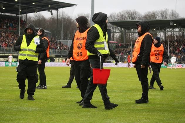 04 02 2024, xmohx, Fußball 2 Bundesliga, SV Elversberg 1 FC Kaiserslautern emspor, v l Fans 1 FC Kaiserslautern Protest Aktion Protestaktion Investoren DFL Investorendeal werfen Zitronen Ordner DFL DFB REGULATIONS PROHIBIT ANY USE OF PHOTOGRAPHS as IMAGE SEQUENCES and or QUASI VIDEO Elversberg