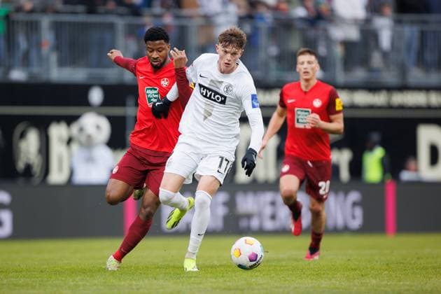 Paul Wanner SV 07 Elversberg in duel with Almamy Toure 1 FC Kaiserslautern , SV Elversberg vs 1 FC Kaiserslautern, Soccer, 2 Bundesliga, Matchday 20, Season 2023 2024, 04 02 2024 SV Elversberg vs 1 FC Kaiserslautern, Soccer, 2 Bundesliga, Matchday 20, Season 2023 2024, 04 02 2024 Elversberg Copyright: xEibner-Pressefoto AlexanderxNeisx EP_ANS