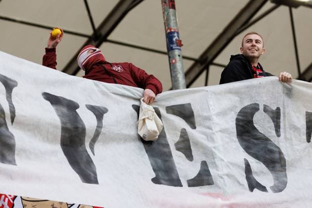 Fan throws lemons onto the pitch, SV Elversberg vs 1 FC Kaiserslautern, Football, 2 Bundesliga, Matchday 20, Season 2023 2024, 04 02 2024 SV Elversberg vs 1 FC Kaiserslautern, Football, 2 Bundesliga, Matchday 20, Season 2023 2024, 04 02 2024 Elversberg Copyright: xEibner-Pressefoto AlexanderxNeisx EP_ANS