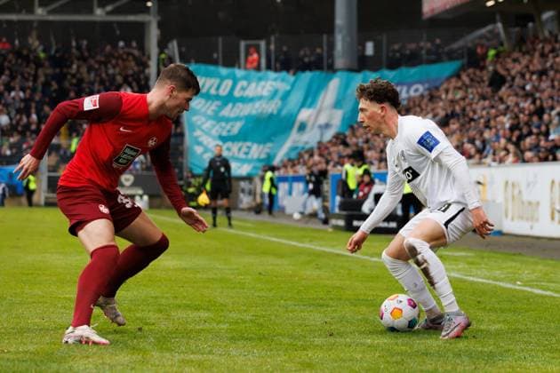 Jannik Rochelt SV 07 Elversberg in duel with Jan Elvedi 1 FC Kaiserslautern , SV Elversberg vs 1 FC Kaiserslautern, Soccer, 2 Bundesliga, Matchday 20, Season 2023 2024, 04 02 2024 SV Elversberg vs 1 FC Kaiserslautern, Soccer, 2 Bundesliga, Matchday 20, Season 2023 2024, 04 02 2024 Elversberg Copyright: xEibner-Pressefoto AlexanderxNeisx EP_ANS
