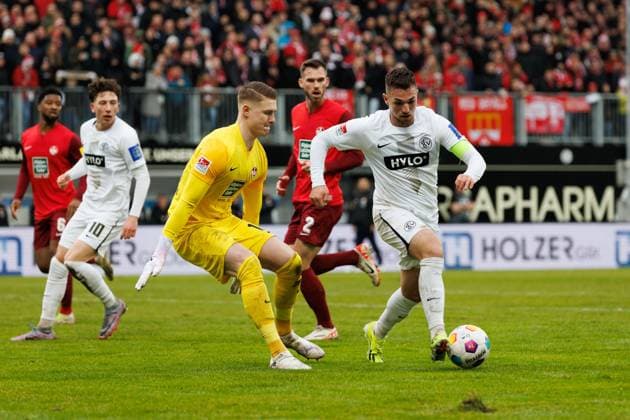 Luca Schnellbacher SV 07 Elversberg in duel with Julian Krahl 1 FC Kaiserslautern , SV Elversberg vs 1 FC Kaiserslautern, Soccer, 2 Bundesliga, Matchday 20, Season 2023 2024, 04 02 2024 SV Elversberg vs 1 FC Kaiserslautern, Soccer, 2 Bundesliga, Matchday 20, Season 2023 2024, 04 02 2024 Elversberg Copyright: xEibner-Pressefoto AlexanderxNeisx EP_ANS
