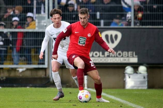 04 02 2024, xmohx, Soccer 2 Bundesliga, SV Elversberg 1 FC Kaiserslautern emspor, v l Jannik Rochelt SV Elversberg Fliip Kaloc 1 FC Kaiserslautern Zweikampf, Aktion, action, battle for the ball DFL DFB REGULATIONS PROHIBIT ANY USE OF PHOTOGRAPHS as IMAGE SEQUENCES and or QUASI VIDEO Elversberg