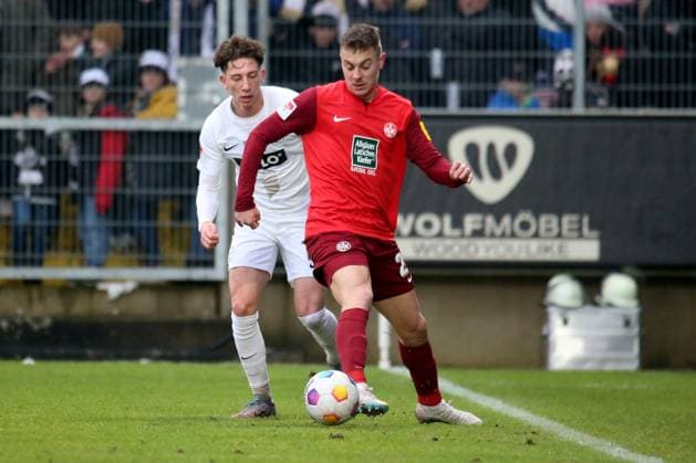 04 02 2024, xmohx, Soccer 2 Bundesliga, SV Elversberg 1 FC Kaiserslautern emspor, v l Jannik Rochelt SV Elversberg Fliip Kaloc 1 FC Kaiserslautern Zweikampf, Aktion, action, battle for the ball DFL DFB REGULATIONS PROHIBIT ANY USE OF PHOTOGRAPHS as IMAGE SEQUENCES and or QUASI VIDEO Elversberg
