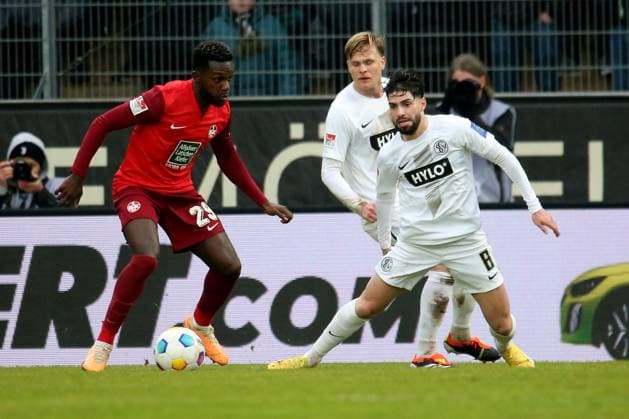 04 02 2024, xmohx, Fussball 2 Bundesliga, SV Elversberg 1 FC Kaiserslautern emspor, v l Richmond Tachie 1 FC Kaiserslautern Semih Sahin SV Elversberg Zweikampf, Aktion, action, battle for the ball DFL DFB REGULATIONS PROHIBIT ANY USE OF PHOTOGRAPHS as IMAGE SEQUENCES and or QUASI VIDEO Elversberg