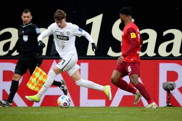 04 02 2024, xmohx, Soccer 2 Bundesliga, SV Elversberg 1 FC Kaiserslautern emspor, v l Paul Wanner SV Elversberg Almamy Toure 1 FC Kaiserslautern Zweikampf, Aktion, action, battle for the ball DFL DFB REGULATIONS PROHIBIT ANY USE OF PHOTOGRAPHS as IMAGE SEQUENCES and or QUASI VIDEO Elversberg