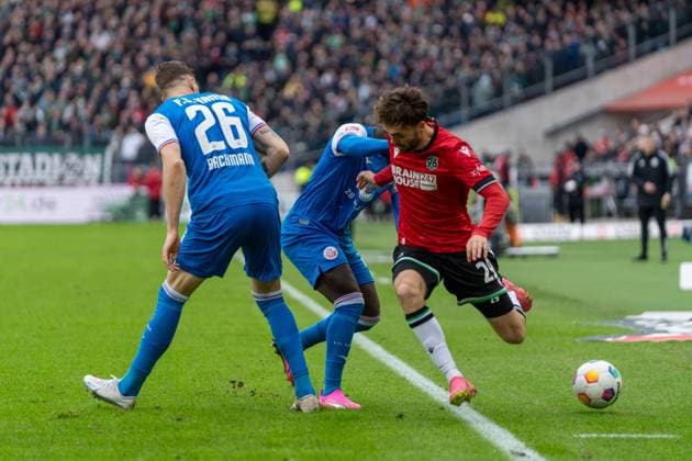 Janik Bachmann FC Hansa Rostock, 26 , Christian Kinsombi FC Hansa Rostock, 27 , Kolja Oudenne Hannover 96, 29 GER, Hannover 96 vs FC Hansa Rostock, Football, 2 Bundesliga, Matchday 20, Season 2023 2024, 04 02 2024 DFL REGULATES PROHIBIT ANY USE OF PHOTOGRAPHS AS IMAGE SEQUENCES AND OR QUASI VIDEO Hannover 96 vs FC Hansa Rostock, Football, Bundesliga 2, Matchday 20, Season 2023 2024, 04 02 2024 Hannover Copyright: xEibner-Pressefoto FabioxDeinertx EP_FDT