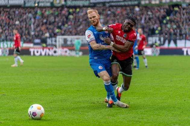 Nils Froeling FC Hansa Rostock, 10 , Derrick Koehn Hannover 96, 18 GER, Hannover 96 vs FC Hansa Rostock, Football, 2 Bundesliga, Matchday 20, Season 2023 2024, 04 02 2024 DFL REGULATIONS PROHIBIT ANY USE OF PHOTOGRAPHS AS IMAGE SEQUENCES AND OR QUASI VIDEO Hannover 96 vs FC Hansa Rostock, Football, 2 Bundesliga, Matchday 20, Season 2023 2024, 04 02 2024 Hannover Copyright: xEibner-Pressefoto FabioxDeinertx EP_FDT