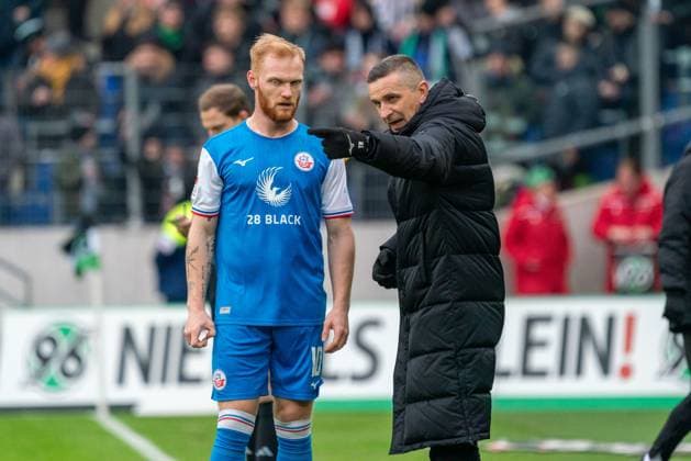 Mersad Selimbegovic FC Hansa Rostock, Coach , Nils Froeling FC Hansa Rostock, 10 GER, Hannover 96 vs FC Hansa Rostock, Football, 2 Bundesliga, Matchday 20, Season 2023 2024, 04 02 2024 DFL REGULATIONS PROHIBIT ANY USE OF PHOTOGRAPHS AS IMAGE SEQUENCES AND OR QUASI VIDEO Hannover 96 vs FC Hansa Rostock, Football, 2 Bundesliga, Matchday 20, Season 2023 2024, 04 02 2024 Hannover Copyright: xEibner-Pressefoto FabioxDeinertx EP_FDT