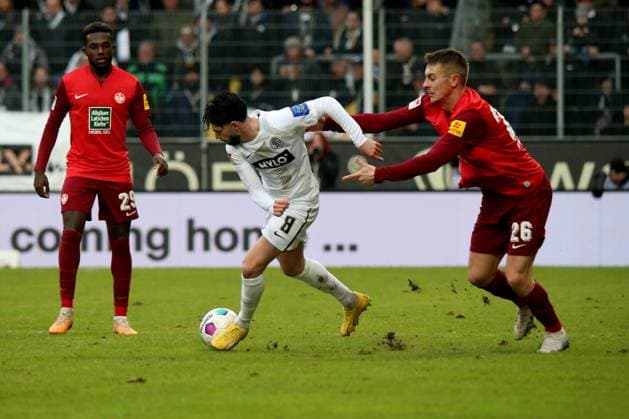 04 02 2024, xmohx, Fußball 2 Bundesliga, SV Elversberg 1 FC Kaiserslautern emspor, v l Semih Sahin SV Elversberg Fliip Kaloc 1 FC Kaiserslautern Zweikampf, Aktion, action, battle for the ball DFL DFB REGULATIONS PROHIBIT ANY USE OF PHOTOGRAPHS as IMAGE SEQUENCES and or QUASI VIDEO Elversberg