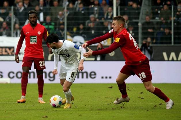 04 02 2024, xmohx, Fußball 2 Bundesliga, SV Elversberg 1 FC Kaiserslautern emspor, v l Semih Sahin SV Elversberg Fliip Kaloc 1 FC Kaiserslautern Zweikampf, Aktion, action, battle for the ball DFL DFB REGULATIONS PROHIBIT ANY USE OF PHOTOGRAPHS as IMAGE SEQUENCES and or QUASI VIDEO Elversberg