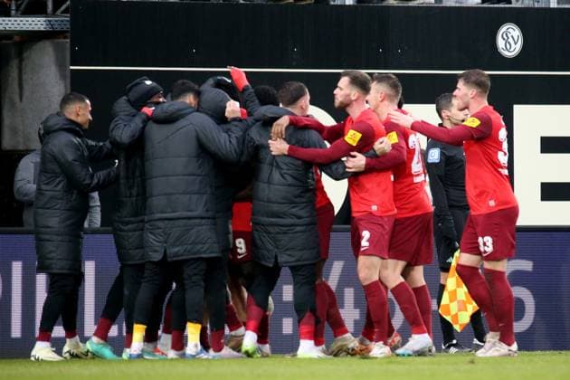 04 02 2024, xmohx, Fußball 2 Bundesliga, SV Elversberg 1 FC Kaiserslautern emspor, v l Torjubel nach dem Tor zum celebrating the goal celebrate 1 1 durch Ragnar Ache 1 FC Kaiserslautern DFL DFB REGULATIONS PROHIBIT ANY USE OF PHOTOGRAPHS as IMAGE SEQUENCES and or QUASI VIDEO Elversberg