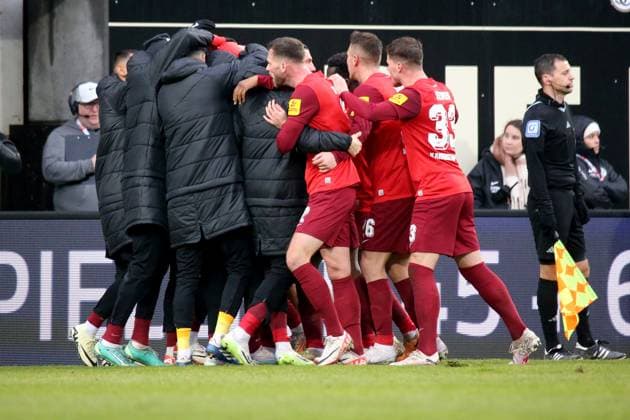 04 02 2024, xmohx, Fußball 2 Bundesliga, SV Elversberg 1 FC Kaiserslautern emspor, v l Torjubel nach dem Tor zum celebrating the goal celebrate 1 1 durch Ragnar Ache 1 FC Kaiserslautern DFL DFB REGULATIONS PROHIBIT ANY USE OF PHOTOGRAPHS as IMAGE SEQUENCES and or QUASI VIDEO Elversberg