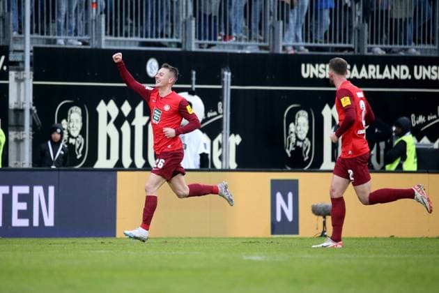 04 02 2024, xmohx, Fußball 2 Bundesliga, SV Elversberg 1 FC Kaiserslautern emspor, v l Torjubel nach dem Tor zum celebrating the goal celebrate 1 1 durch Ragnar Ache 1 FC Kaiserslautern Fliip Kaloc 1 FC Kaiserslautern jubelt DFL DFB REGULATIONS PROHIBIT ANY USE OF PHOTOGRAPHS as IMAGE SEQUENCES and or QUASI VIDEO Elversberg