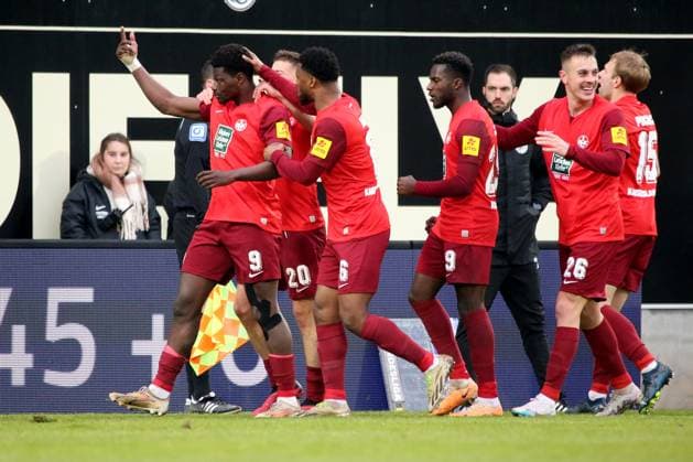 04 02 2024, xmohx, Fußball 2 Bundesliga, SV Elversberg 1 FC Kaiserslautern emspor, v l Torjubel nach dem Tor zum celebrating the goal celebrate 1 1 durch Ragnar Ache 1 FC Kaiserslautern DFL DFB REGULATIONS PROHIBIT ANY USE OF PHOTOGRAPHS as IMAGE SEQUENCES and or QUASI VIDEO Elversberg