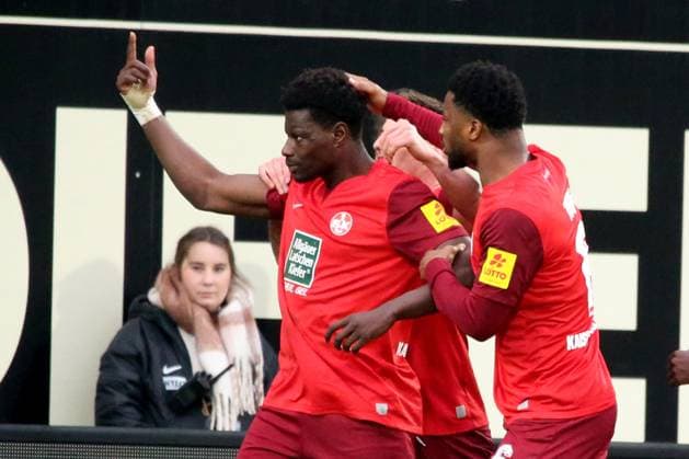 04 02 2024, xmohx, Fußball 2 Bundesliga, SV Elversberg 1 FC Kaiserslautern emspor, v l Torjubel nach dem Tor zum celebrating the goal celebrate 1 1 durch Ragnar Ache 1 FC Kaiserslautern DFL DFB REGULATIONS PROHIBIT ANY USE OF PHOTOGRAPHS as IMAGE SEQUENCES and or QUASI VIDEO Elversberg