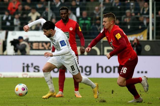 04 02 2024, xmohx, Fußball 2 Bundesliga, SV Elversberg 1 FC Kaiserslautern emspor, v l Semih Sahin SV Elversberg Fliip Kaloc 1 FC Kaiserslautern Zweikampf, Aktion, action, battle for the ball DFL DFB REGULATIONS PROHIBIT ANY USE OF PHOTOGRAPHS as IMAGE SEQUENCES and or QUASI VIDEO Elversberg