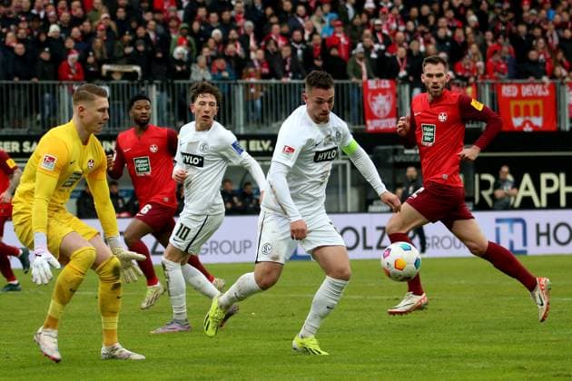 04 02 2024, xmohx, Soccer 2 Bundesliga, SV Elversberg 1 FC Kaiserslautern emspor, v l Julian Krahl 1 FC Kaiserslautern Luca Schnellbacher SV Elversberg Zweikampf, Aktion, action, battle for the ball DFL DFB REGULATIONS PROHIBIT ANY USE OF PHOTOGRAPHS as IMAGE SEQUENCES and or QUASI VIDEO Elversberg