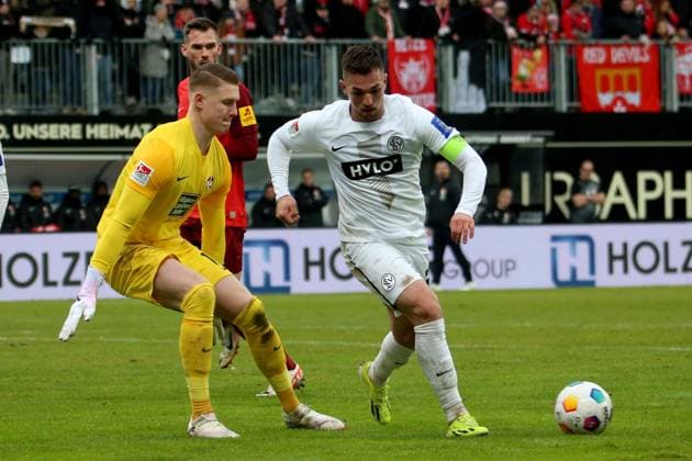 04 02 2024, xmohx, Soccer 2 Bundesliga, SV Elversberg 1 FC Kaiserslautern emspor, v l Julian Krahl 1 FC Kaiserslautern Luca Schnellbacher SV Elversberg Zweikampf, Aktion, action, battle for the ball DFL DFB REGULATIONS PROHIBIT ANY USE OF PHOTOGRAPHS as IMAGE SEQUENCES and or QUASI VIDEO Elversberg